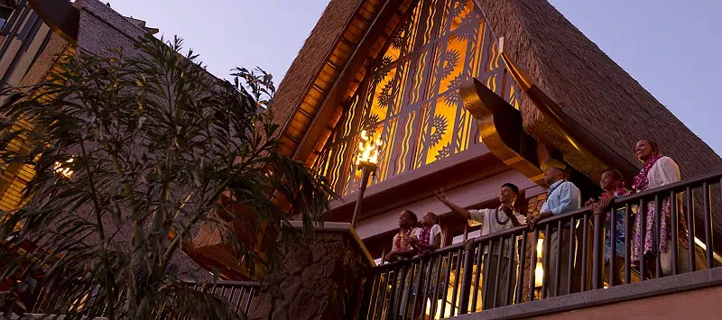 Aulani - Guests on Balcony