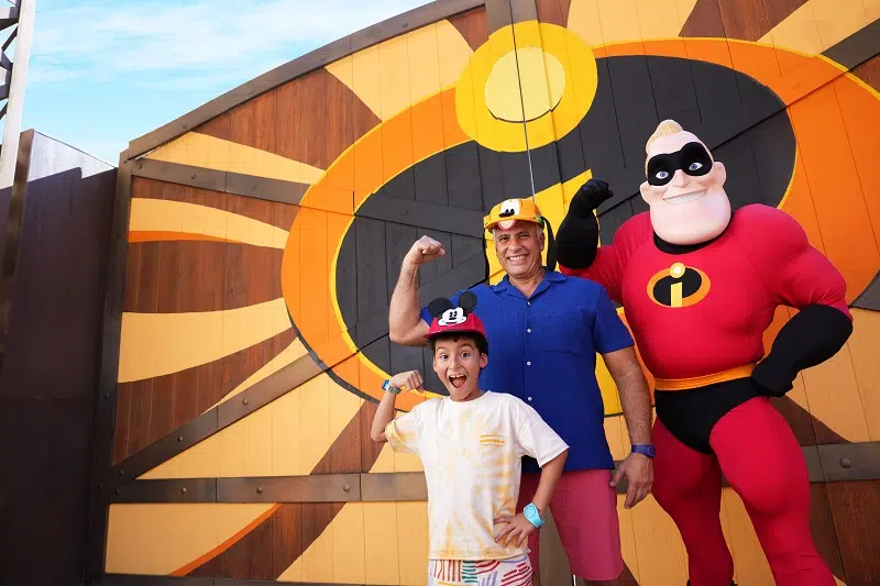 Guests with Mr. Incredible at Disney’s Hollywood Studios